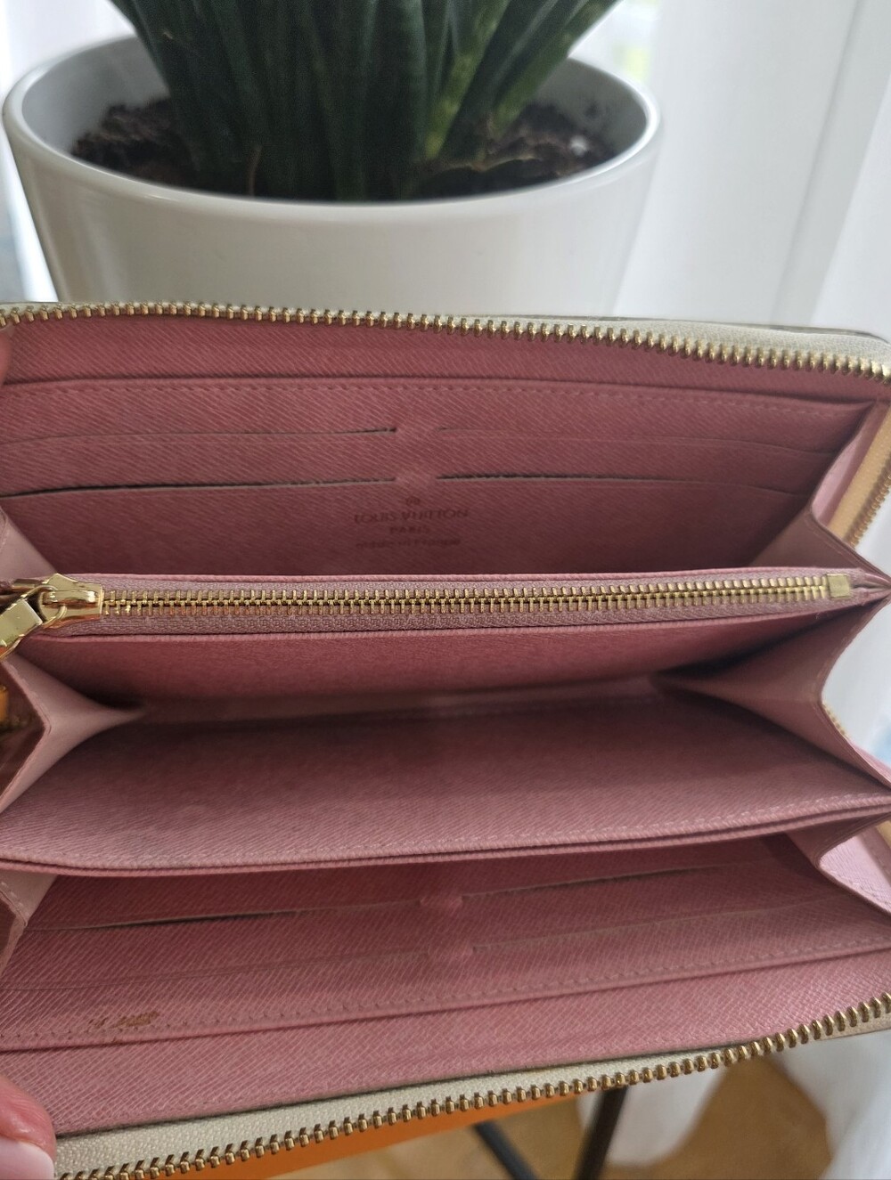 Louis Vuitton Damier Azur Zippy Long Wallet Pink Interior - Picture 5 of 6